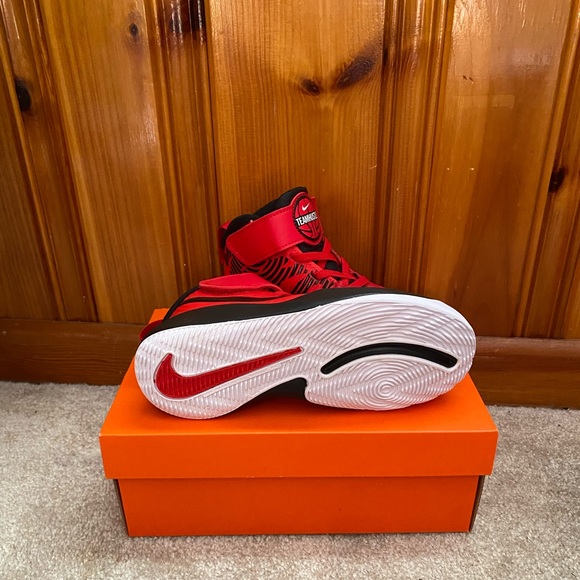 Team Hustle D9 PS ‘University Red’ - Picture 6 of 6